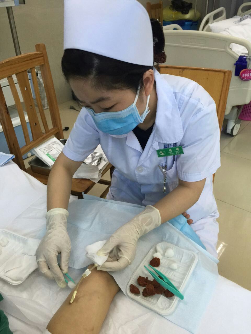 PICC專科護(hù)士為患者進(jìn)行維護(hù).jpg