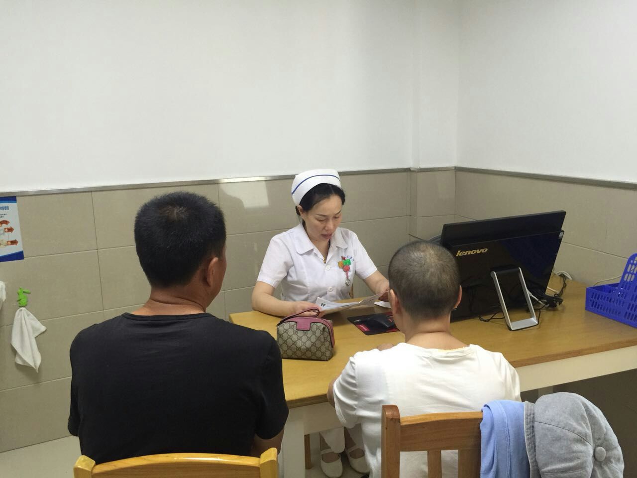 專科護(hù)士在應(yīng)診1.jpg