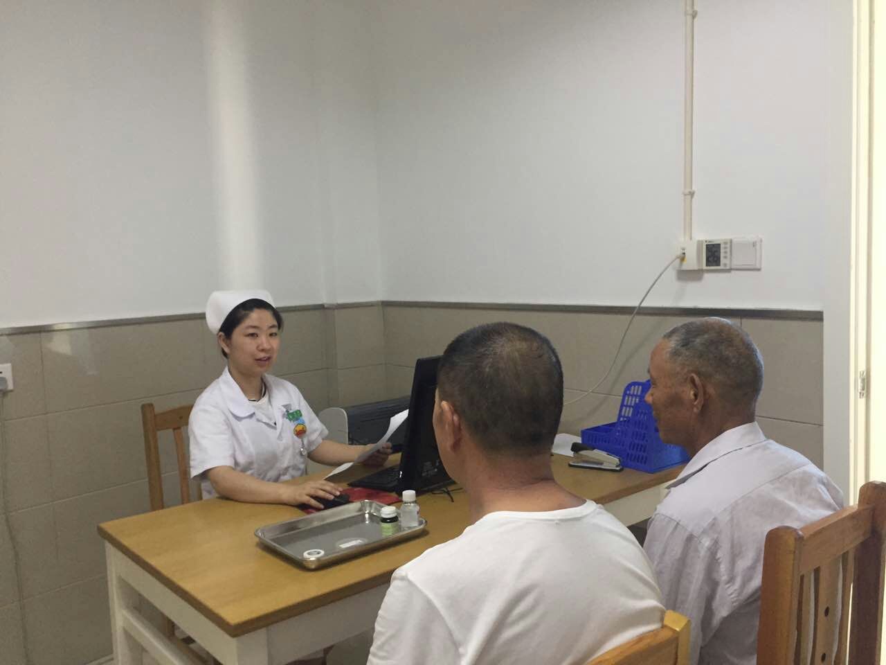 專科護(hù)士在應(yīng)診.jpg