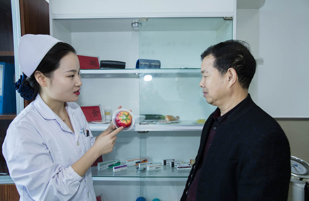 為患者進(jìn)行飲食指導(dǎo).jpg
