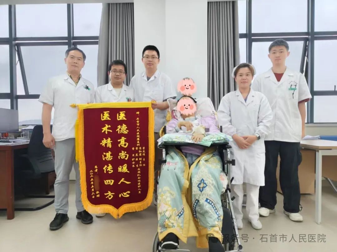 雙倍認(rèn)可！康復(fù)醫(yī)學(xué)科和眼科各獲兩面致謝錦旗